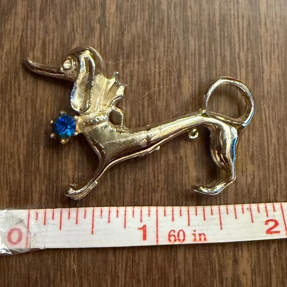 Woof Vtg 60s Gold Tone Dachshund Dog Brooch Blue‎ Rhinestone Animal Pin 2 Inch